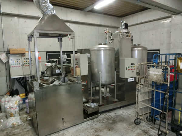 食用油濾過システム（バイオマス燃料製造装置）の写真